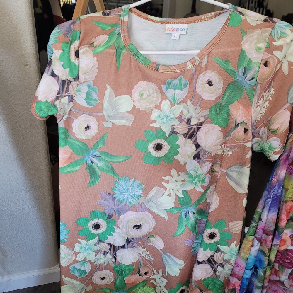 EUC Lularoe Carly Beautiful Floral on Dark Tan